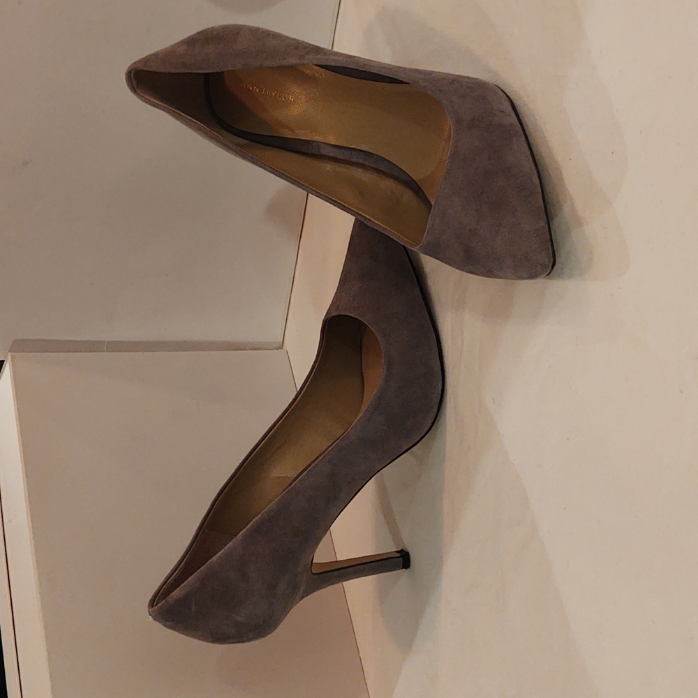 Ann Taylor suede pump light gray sz 8 1/2